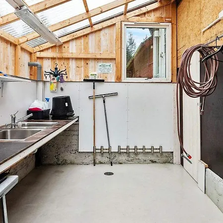 6 Person In Midsund-by Traum