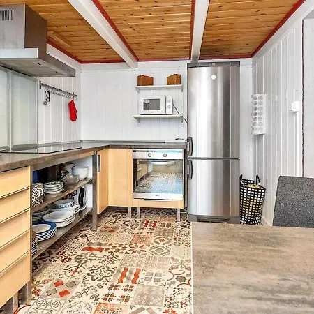 6 Person In Midsund-by Traum *