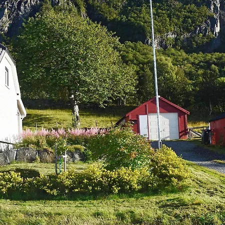 6 Person In Midsund-by Traum