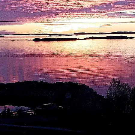 6 Person In Midsund-by Traum