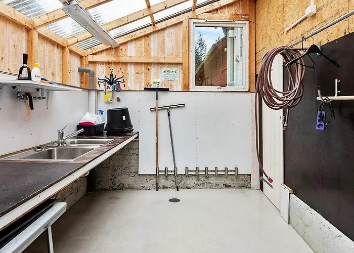 6 Person In Midsund-by Traum