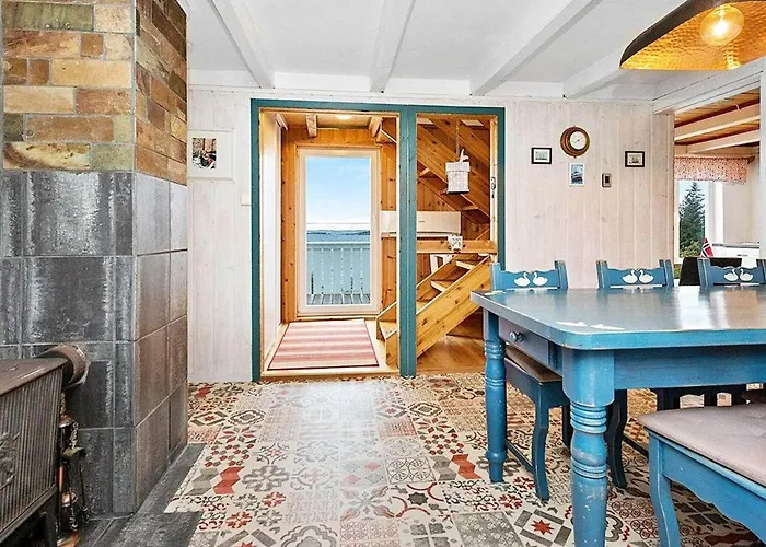 6 Person In Midsund-by Traum