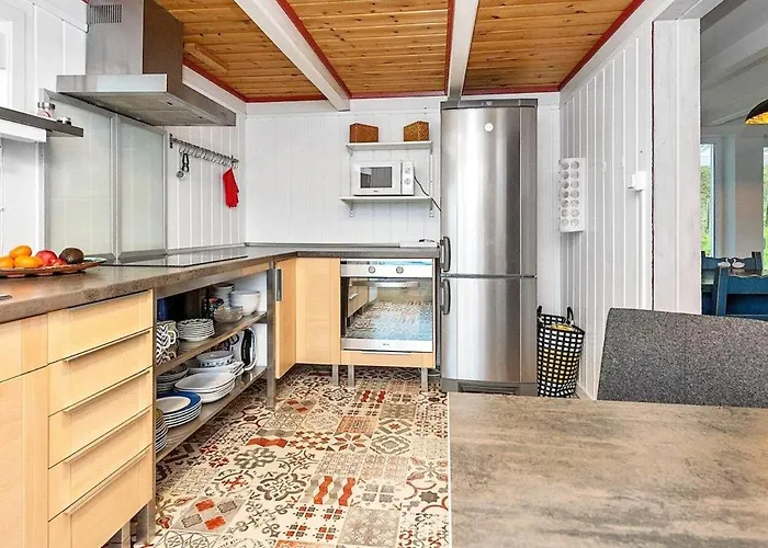 6 Person In Midsund-by Traum *